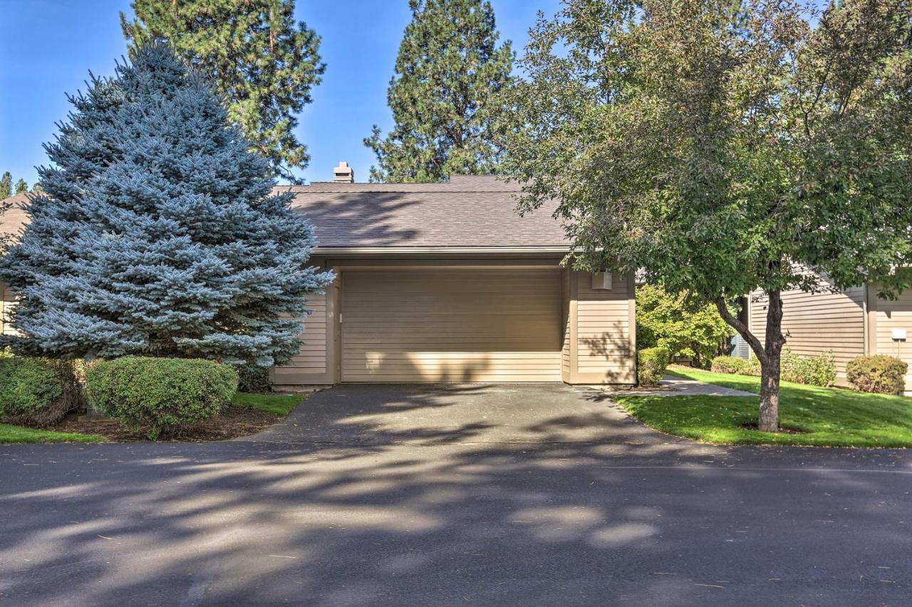 Bend Townhome With Golf Course Views And Private Deck! Exterior photo